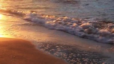 Günbatımı 13 Mayıs 2018 Swinoujscie, Polonya, dalgalarda