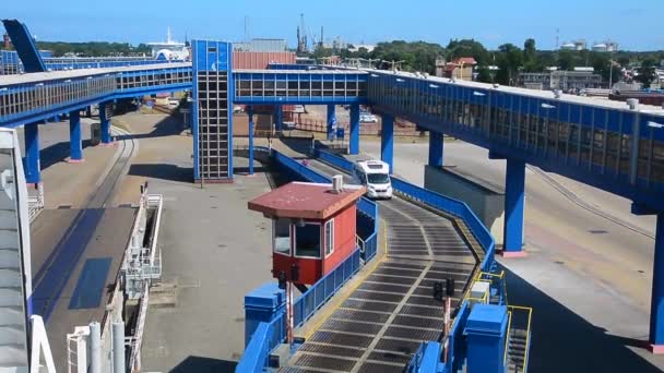 Cargando Ferry Terminal Ferry Swinoujscie Polonia Julio 2018 — Vídeo de stock