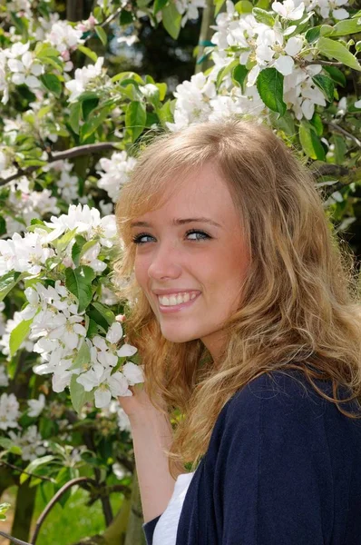 在瑞典斯卡尼亚基维克 一个年轻的金发女子的肖像 — 图库照片