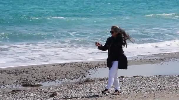 Женщина Гуляет Пляжу Policoro Mare Италия — стоковое видео