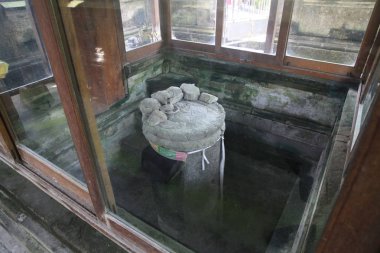 Pura Blanjong, Sanur, Bali Adası, Endonezya. İşte kutsal taş antik Sanskritçe, Bali ve kutsal ağacı devlet başlangıcı simgeleyen yazıt ile.