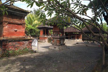 Pura Blanjong, Sanur, Bali Adası, Endonezya. İşte kutsal taş antik Sanskritçe, Bali ve kutsal ağacı devlet başlangıcı simgeleyen yazıt ile.