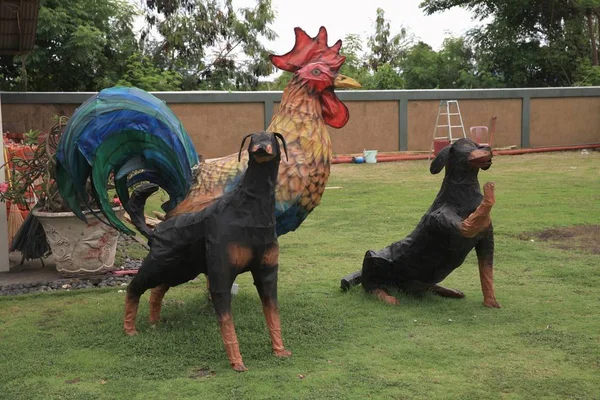 Estatuas Dos Perros Enorme Gallo Brillante Colorido Patio Nuevo Templo — Foto de Stock