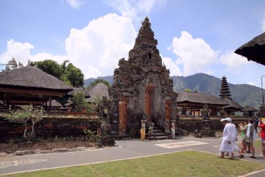  Ulun Danu deniz seviyesinden 1200 metre yükseklikte Mount Tapak dibinde Beratan gölde tapınak kompleksi. Tapınağın 1663 yılında yerel halk tarafından inşa edilmiş ve göl Devi Dan Tanrıça için adanmış.