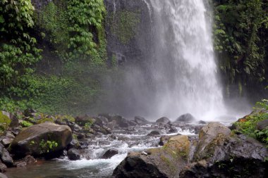 Mount Rinjani dibinde Sendang Gili şelale Lombok Adası Endonezya. Rinjani - aktif yanardağ - ada ve onun ana cazibe sembolü