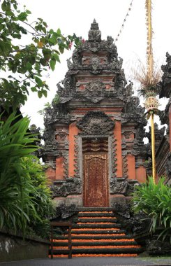 Hindu Tapınağı Taman Saraswati, Devi Saraswati, bilgelik tanrıçası adanmış Ubud, Bali, Endonezya kültür başkenti en güzel tapınakları biridir. Yolun tapınağa havuzları nilüferler ile çevrilidir.  