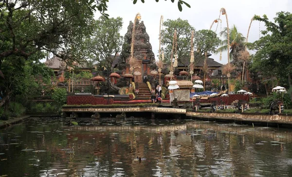 ヒンドゥー教の寺院タマン サラスワティ サラスワティの知恵の女神に専用は ウブド インドネシアの文化の首都の最も美しい寺院の一つです 寺への道は 蓮の池に囲まれました ストック写真