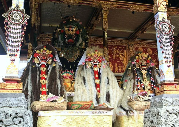 ヒンドゥー教の寺院タマン サラスワティ サラスワティの知恵の女神に専用は ウブド インドネシアの文化の首都の最も美しい寺院の一つです 寺への道は 蓮の池に囲まれました ロイヤリティフリーのストック画像