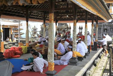 Pura Besakikh - 23 tapınaklar, karmaşık bir Endonezya Bali Adası 1000 m yükseklikte volkan Agung, yamacında yer alan. Ana Tapınağı, Pura Penataran Agung, Lord Shiva için adanmış.