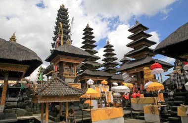 Pura Besakikh - 23 tapınaklar, karmaşık bir Endonezya Bali Adası 1000 m yükseklikte volkan Agung, yamacında yer alan. Ana Tapınağı, Pura Penataran Agung, Lord Shiva için adanmış.