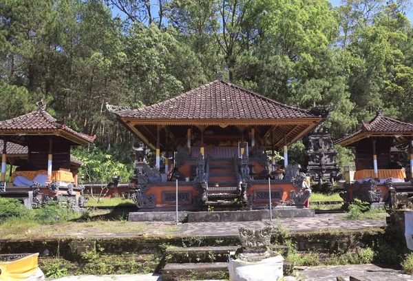 Tampurnyang バトゥール インドネシアの火山の麓の寺 — ストック写真