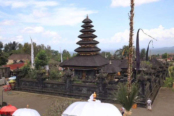 Besakikh の寺院の複合体は インドネシアを標高 1000 バリ島のアグン山 火山の斜面に位置しています シヴァ神に専用されて 主要な寺院のプラ Penataran アグン山 — ストック写真