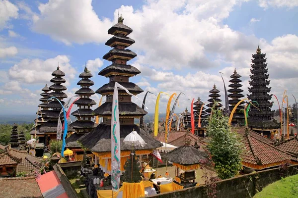Pura Besakikh 由23座寺庙组成的综合体 位于印度尼西亚巴厘岛阿贡火山的斜坡上 海拔1000米 Pura Penataran Agung 的主要寺庙 是献给湿婆勋爵 — 图库照片