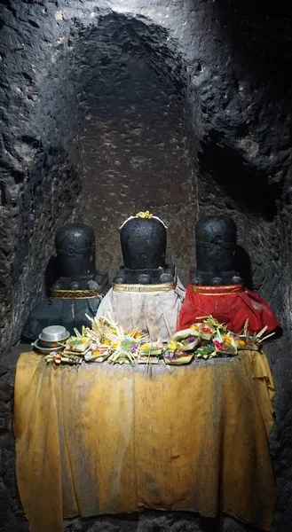 Esculturas Três Pedras Negras Shiva Lingam Caverna Goa Gajah Perto — Fotografia de Stock