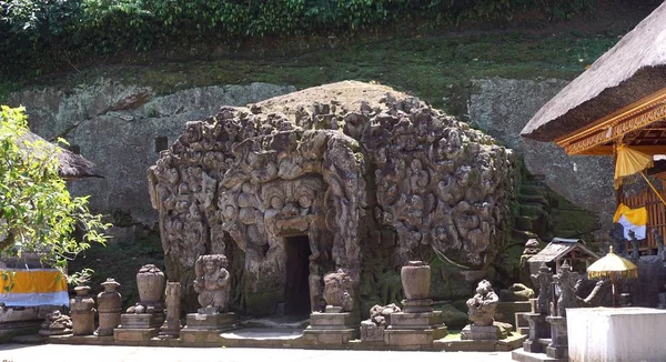 ウブド近くの洞窟ゴア ガジャ バリ島 インドネシア 貴族および Java 帝国マジャパヒト王国の聖職者の 世紀のバリ島への移転前に建てられた この寺は 先住民族の人口の島 — ストック写真