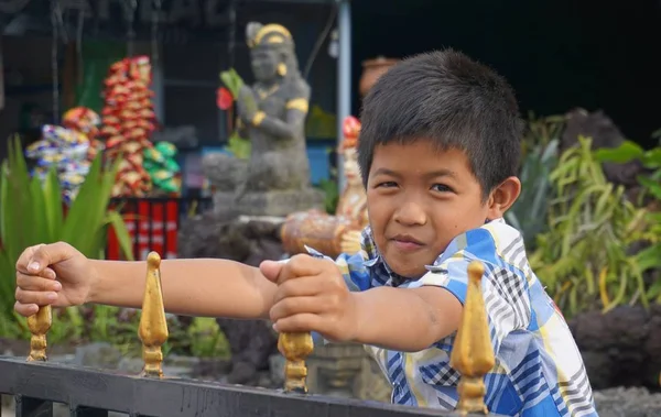 Menino Está Brincando Perto Dos Portões Complexo Templos Bali Island — Fotografia de Stock