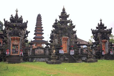 Pura Ulun Danu Buyan, Bali, Endonezya, su tanrıça ve doğurganlık, Devi Dan adanmış.