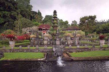 Tirtha Gangga - Endonezya, Bali Adası doğuda eski Kraliyet Sarayı Karangasem Royal tarafından sahip olunan onun su palace için bilinir. (Bu havuzları ve çeşmeler yemyeşil bir bahçe, taş oymalar ve heykelleri çevrili bir labirent).