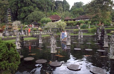 Tirtha Gangga - Endonezya, Bali Adası doğuda eski Kraliyet Sarayı Karangasem Royal tarafından sahip olunan onun su palace için bilinir. (Bu havuzları ve çeşmeler yemyeşil bir bahçe, taş oymalar ve heykelleri çevrili bir labirent).