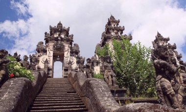 Tapınak Pura Luhur Lempuyang veya göksel Vertigo, ada Bali (Endonezya), il Karangasem, Mount Lempuyang üzerinde 1058 m deniz seviyesinden yükseklikte doğusunda bulunur