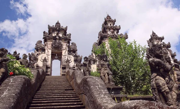 Tapınak Pura Luhur Lempuyang veya göksel Vertigo, ada Bali (Endonezya), il Karangasem, Mount Lempuyang üzerinde 1058 m deniz seviyesinden yükseklikte doğusunda bulunur