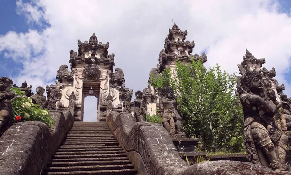 ルフール ブサキ寺院または天のめまい 州のカランガセムに マウント ブサキの標高 1058 の高度でバリ インドネシア の島の東に位置します ロイヤリティフリーのストック画像
