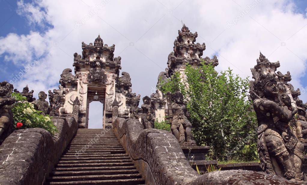 The temple of Pura Luhur Lempuyang or Heavenly Vertigo, is located in the east of the island of Bali (Indonesia), in the province of Karangasem, on Mount Lempuyang, at an altitude of 1058 m above sea level