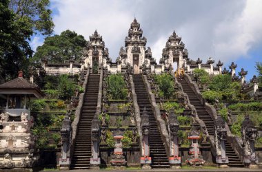 Tapınak Pura Luhur Lempuyang veya göksel Vertigo, ada Bali (Endonezya), il Karangasem, Mount Lempuyang üzerinde 1058 m deniz seviyesinden yükseklikte doğusunda bulunur