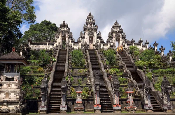 Tapınak Pura Luhur Lempuyang veya göksel Vertigo, ada Bali (Endonezya), il Karangasem, Mount Lempuyang üzerinde 1058 m deniz seviyesinden yükseklikte doğusunda bulunur
