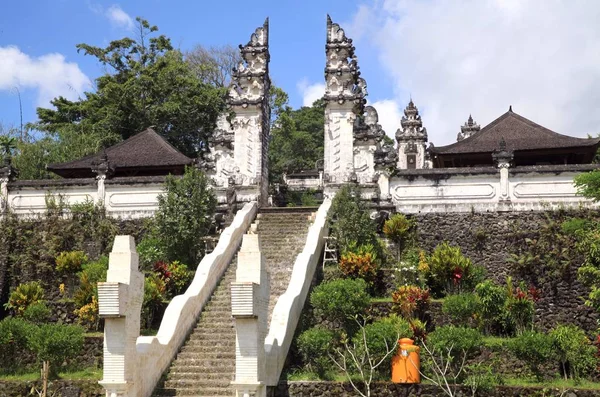 The temple of Pura Luhur Lempuyang or Heavenly Vertigo, is located in the east of the island of Bali (Indonesia), in the province of Karangasem, on Mount Lempuyang, at an altitude of 1058 m above sea level