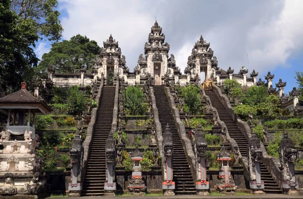 ルフール ブサキ寺院または天のめまい 州のカランガセムに マウント ブサキの標高 1058 の高度でバリ インドネシア の島の東に位置します ストックフォト