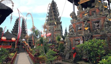 Festival dini tören içinde Hindu Tapınağı, Pura Luhur Batukaru Tabanan, Bali, Endonezya içinde. Tapınağın Mahadev için adanmış dağ-volkan Batukaru yamacında bulunan, kötü ruhlar, 11 inci yüzyılda inşa Bali korur, 