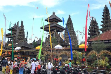 Festival dini tören içinde Hindu Tapınağı, Pura Luhur Batukaru Tabanan, Bali, Endonezya içinde. Tapınağın Mahadev için adanmış dağ-volkan Batukaru yamacında bulunan, kötü ruhlar, 11 inci yüzyılda inşa Bali korur, 