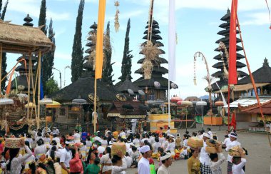 Festival dini tören içinde Hindu Tapınağı, Pura Luhur Batukaru Tabanan, Bali, Endonezya içinde. Tapınağın Mahadev için adanmış dağ-volkan Batukaru yamacında bulunan, kötü ruhlar, 11 inci yüzyılda inşa Bali korur, 