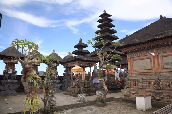 印尼巴厘岛塔巴南的 Pura Luhur Batukaru 印度教寺庙 这座寺庙位于巴图卡鲁火山的山坡上 供奉着马哈德夫 保护巴厘岛免受邪恶的灵魂的影响 建于11世纪 — 图库照片