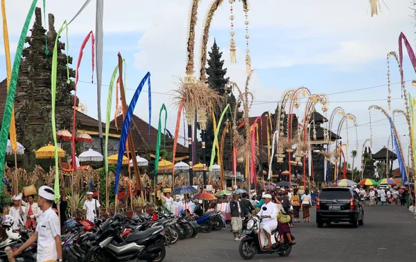 Festival dini tören içinde Hindu Tapınağı, Pura Luhur Batukaru Tabanan, Bali, Endonezya içinde. Tapınağın Mahadev için adanmış dağ-volkan Batukaru yamacında bulunan, kötü ruhlar, 11 inci yüzyılda inşa Bali korur, 