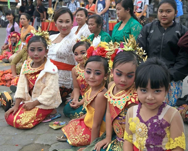 Petites Filles Danseuses Temple Lors Une Cérémonie Religieuse Festive — Photo