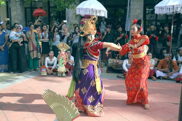 Mujeres Jóvenes Con Ropa Festiva Realizan Danza Tradicional Balinesa Indonesia — Foto de Stock