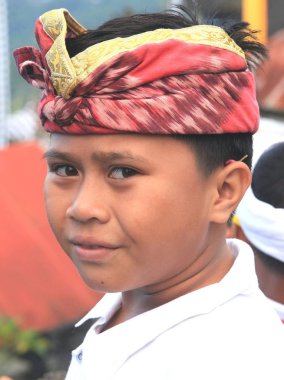 Headdress yakın çekim, Endonezya Bali bir çocuk yüzü