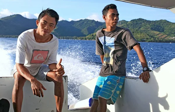 Deux Jeunes Balinais Arrière Bateau — Photo