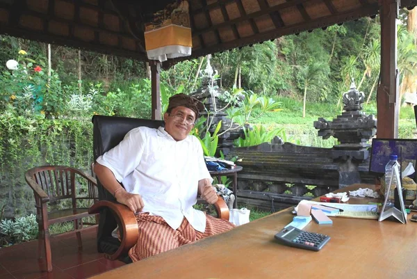 Gerente Gerente Restaurante Senta Uma Cadeira Posa Para Fotógrafo Bali — Fotografia de Stock