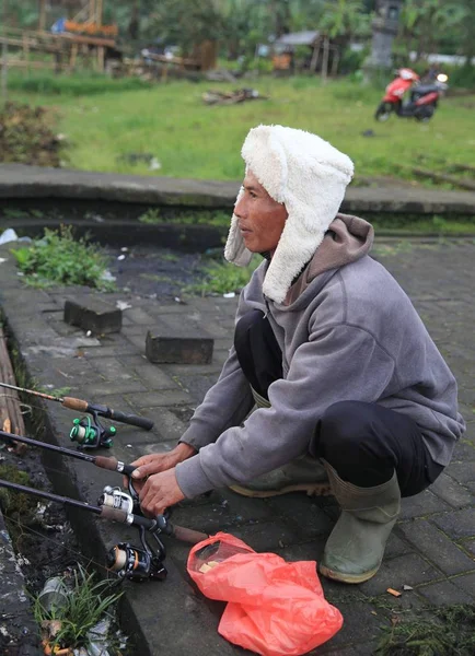 Jovem Chapéu Quente Branco Pesca Varas Pesca Bali Indonésia — Fotografia de Stock