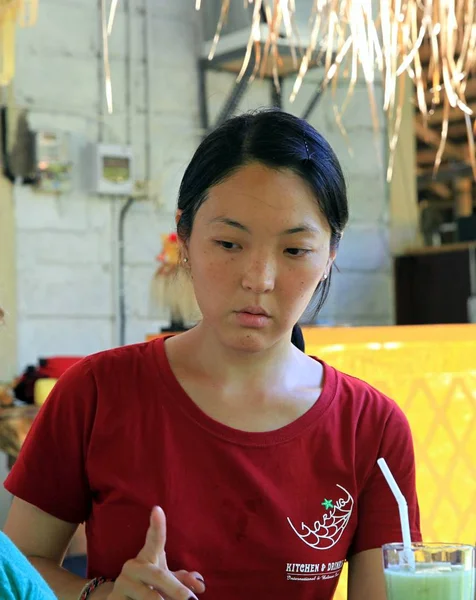 Серьезная Красивая Молодая Официантка Доставляет Коктейли Клиентам Бали Индонезия — стоковое фото