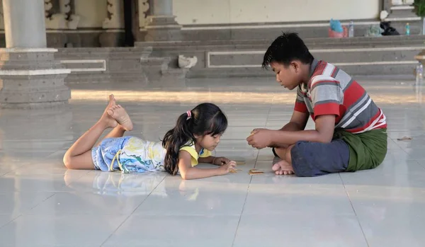 Ein Kleines Mädchen Spielt Mit Ihrem Älteren Bruder — Stockfoto