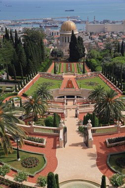 Bahai Dünya Merkezi (İbranice) bir hac sitesi ve Hayfa ve Acre İsrail Bahai inancı takipçileri için Yönetim Merkezi olduğunu. Carmel Sıradağları üzerinde yayılmış ve bahçeleri için bilinen.