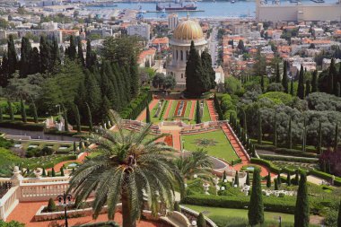 Bahai Dünya Merkezi (İbranice) bir hac sitesi ve Hayfa ve Acre İsrail Bahai inancı takipçileri için Yönetim Merkezi olduğunu. Carmel Sıradağları üzerinde yayılmış ve bahçeleri için bilinen.