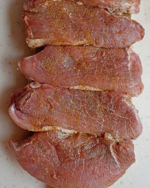 Gewürzte Fleischsteaks Vor Dem Kochen — Stockfoto