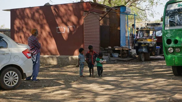 興味深い若い子供たちは インドのカルナータカ州のヒンズー教寺院複合体の近くに駐車観光バスを見てください — ストック写真