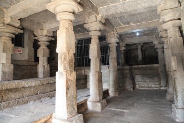 Virupakshi tapınağı kompleksinin içinde (Hindu İmparatorluğu 'nun eski başkenti Vijayanagara) Tungabhadra Nehri' nin kıyısındaki Shiva 'ya adanmış bir Hindu tapınağı) iç kısımları (heykeller, sütunlar, heykeller, heykeller, heykeller), Karnataka, Hindistan.