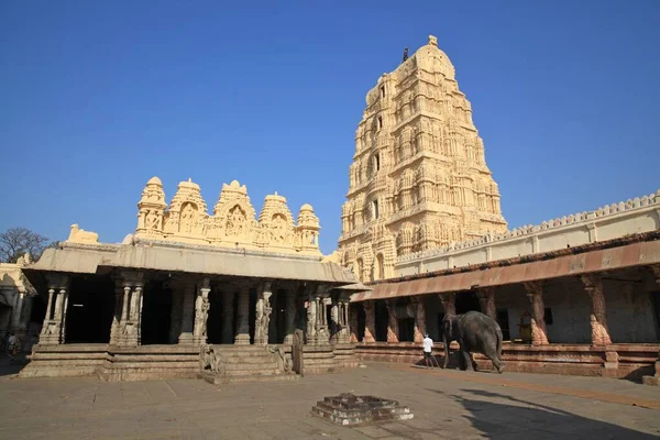 象は寺院の巡礼者を祝福します Virupakshi寺院 インドのヴィジャヤナガラ帝国の旧首都トゥンガバラ川のほとりにある ハンピに位置するシヴァに捧げられたヒンズー教の寺院 — ストック写真